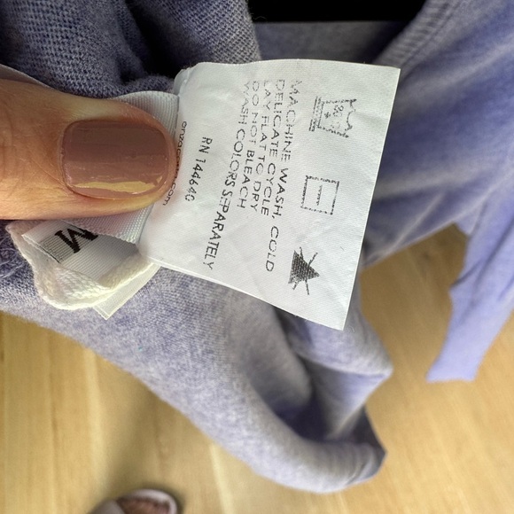 Elegant Purple V-Neck Women's Top - Picture 4 of 4